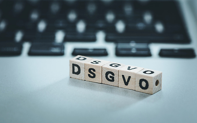 포토 JPG 해외이미지 유럽 컨셉 인터넷 사람없음 목재 노트북 컴퓨터 공책 자료 정보 키보드 보호 편지 사이버 큐브 보안 법 시민 규정 사생활 유럽연합 청렴 해외포토 나무 나라 재료 문구용품 안전 전자제품 국민 파일형식 이미지허브