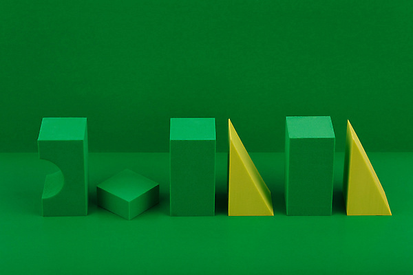 포토 JPG 해외이미지 스튜디오촬영 실내 사람없음 노란색 3D 삼각형 오브젝트 일렬 직사각형 입체도형 목업 초록배경 해외포토 도형 컬러 백그라운드 내부 초록색 입체 디지털합성 파일형식 이미지허브