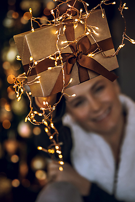 포토 JPG 해외이미지 계절 여자 행복 리본 크리스마스 휴가 전등 새해 주택 기념 선물 한명 미소 사람 장식 상자 크리스마스트리 파티 희망 놀람 기쁨 축하 잡기 황금 활 준비 주기 보케 획득 광 크리스마스이브 해외포토 1 기념일 감정 컨셉 모션 조명 표정 이벤트 건물 파일형식 이미지허브