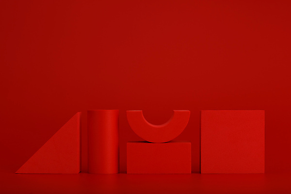 포토 JPG 해외이미지 스튜디오촬영 실내 사람없음 빨간색 3D 삼각형 오브젝트 정사각형 일렬 원기둥 직사각형 빨간배경 입체도형 목업 해외포토 도형 컬러 백그라운드 내부 원형 입체 디지털합성 파일형식 이미지허브