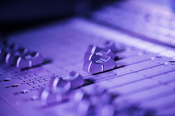 포토 JPG 해외이미지 직업 산업 음악 분홍색 컨셉 버튼 사람없음 빛 파티 보라색 축제 소리 콘서트 음악가 장비 키보드 판넬 엔지니어 볼륨 혼합 소프트포커스 믹서 DJ 클럽 디스코 오디오 방송 아날로그 위로 블러 운영자 작곡가 제어 해외포토 컬러 문화예술 촬영기법 이벤트 전자제품 공연 춤 기술자 파일형식 이미지허브