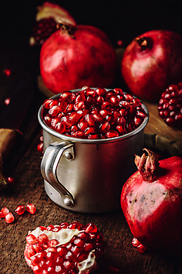 포토 JPG 해외이미지 실내 사람없음 컵 석류 나무탁자 석류알 해외포토 식기 과일 탁자 내부 파일형식 이미지허브