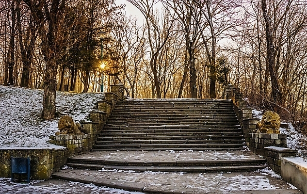 포토 JPG 해외이미지 나무 공원 유럽 길 벽 여행 겨울 건축양식 자연 아침 사람없음 야외 건물 탑 맑음 추위 도시 역사 언덕 우크라이나 파멸 해외포토 주간 식물 건축물 계절 공공시설 건축 나라 컨셉 날씨 생태계 파일형식 소멸 이미지허브