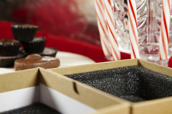 포토 JPG 해외이미지 전통 계절 기독교 종교 백그라운드 크리스마스 겨울 탁자 휴가 기념 매달리기 사탕 선물 사람없음 빨간색 상자 산타클로스 초콜릿 축제 줄무늬 기쁨 회색 흰색 축하 대접 오픈 정상 12월 민트 클라우스 해외포토 기념일 감정 컬러 가구 컨셉 무늬 모션 디저트 날짜 허브 파일형식 이미지허브