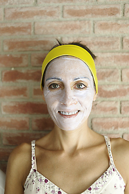 포토 JPG 해외이미지 1 웰빙 여자 얼굴 실내 건강 가면 한명 사람 성인 치료 뷰티 건강관리 화장품 흰색 매끈함 청소 피부 순수 피부관리 점토 스킨케어 테라피 내추럴 돌봄 바디케어 보습 수분크림 디톡스 해외포토 컬러 컨셉 의학 모션 관리 내부 신체부위 감각 파일형식 이미지허브