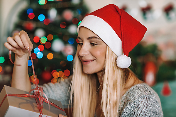 포토 JPG 해외이미지 백인 전통 라이프스타일 계절 여자 행복 얼굴 크리스마스 겨울 산타모자 휴가 새해 주택 실내 선물 한명 미소 사람 성인 장식 빨간색 선물상자 상자 크리스마스트리 산타클로스 놀람 펼침 축하 오픈 12월 마법 획득 해외포토 서양인 모자_잡화 1 기념일 감정 컬러 컨셉 모션 표정 내부 건물 생활 신체부위 날짜 파일형식 이미지허브