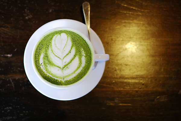 포토 JPG 해외이미지 탁자 실내 사람없음 컵 빛 카페 티스푼 녹차 컵받침 녹차라떼 라떼아트 말차 나무배경 말차라떼 해외포토 식기 가구 백그라운드 내부 차_음료 상점 숟가락 받침대 그림 라떼 파일형식 이미지허브