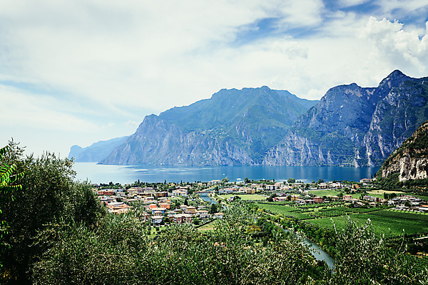 포토 JPG 해외이미지 구름 유럽 파도 바다 여행 자연 하늘 휴가 산 주택 파노라마 풍경 사람없음 초록색 물 여름 파란색 컬러풀 태양 평화 마을 이탈리아 공백 도시 만 북쪽 파라다이스 수평선 해외포토 자연요소 계절 나라 컬러 컨셉 촬영기법 건물 방향 생태계 파일형식 이미지허브