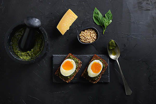 포토 JPG 해외이미지 음식 치즈 사람없음 하이앵글 계란 숟가락 계란요리 땅콩 절구 삶은계란 바질 반숙 절굿공이 파니니 페스토 해외포토 뷰포인트 유제품 수저 샌드위치 요리 알 견과류 도구 소스_음식 파일형식 이미지허브