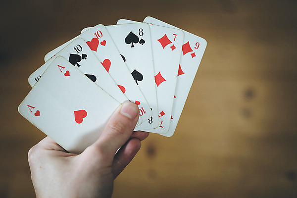 포토 JPG 해외이미지 손 신체부위 잡기 트럼프 도박 포커 해외포토 모션 사람 놀이용품 게임 파일형식 이미지허브