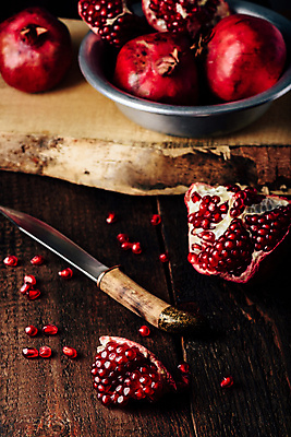 포토 JPG 해외이미지 그릇 실내 사람없음 나이프 석류 나무도마 나무탁자 석류알 해외포토 식기 과일 탁자 도마 내부 목재 칼 파일형식 이미지허브