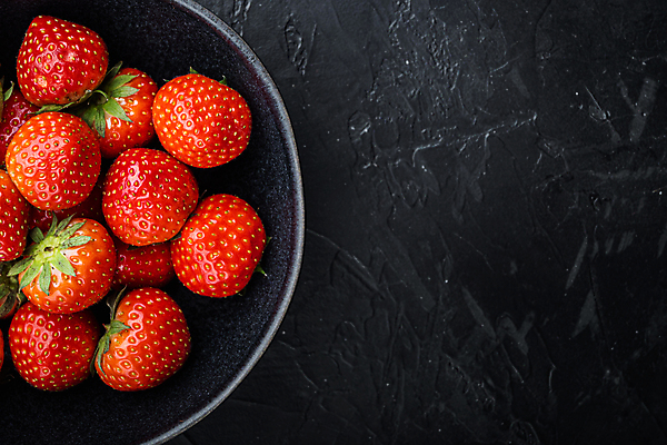 포토 JPG 해외이미지 그릇 딸기 검은배경 사람없음 빨간색 공백 해외포토 식기 컬러 백그라운드 과일 검은색 파일형식 이미지허브
