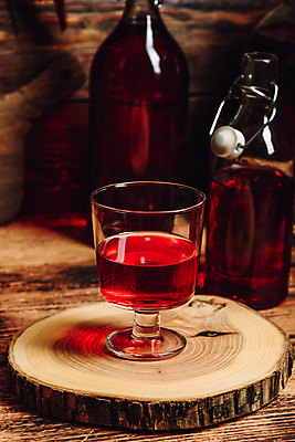 포토 JPG 해외이미지 술잔 유리병 실내 사람없음 석류 나무탁자 해외포토 과일 탁자 병_용기 잔 내부 파일형식 이미지허브