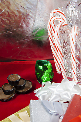 포토 JPG 해외이미지 전통 계절 행복 리본 기독교 종교 종이 음식 백그라운드 크리스마스 겨울 유리 휴가 기념 매달리기 사탕 선물 사람없음 장식 빨간색 세로 초록색 뷰티 산타클로스 초콜릿 꽃병 축제 기쁨 흰색 축하 대접 황금 달콤 맛 은색 12월 설탕 클라우스 해외포토 기념일 꽃 감정 컬러 컨셉 모션 재질 디저트 날짜 파일형식 이미지허브