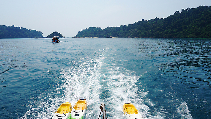 포토 JPG 해외이미지 밧줄 스포츠 파도 바다 여행 요트 교통시설 하늘 낚시 휴가 항해 어류 사람없음 야외 물 파란색 강 세트 여행객 항구 맑음 보트 떨어짐 갑판 묶기 속도 함선 카누 카약 모터보트 노젓기 부표 모터 뱃놀이 해외포토 자연요소 줄 컬러 교통 컨셉 배_교통 모션 레저 날씨 사람 전통놀이 수중동물 수상스포츠 시설 파일형식 이미지허브
