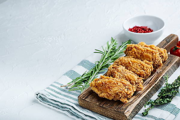 포토 JPG 해외이미지 접시 음식 날개 요리 사람없음 식사 치킨 튀김 뜨거움 황금 흰배경 빵가루 해외포토 식기 백그라운드 흰색 닭고기요리 파일형식 이미지허브