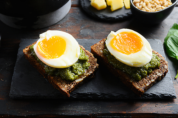 포토 JPG 해외이미지 음식 사람없음 계란 계란요리 삶은계란 반숙 파니니 페스토 해외포토 샌드위치 요리 알 소스_음식 파일형식 이미지허브