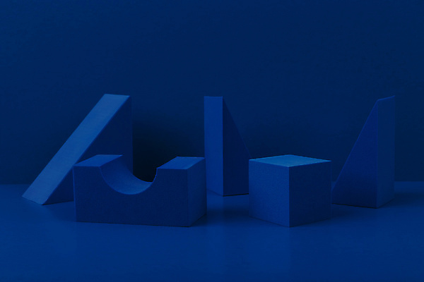 포토 JPG 해외이미지 스튜디오촬영 실내 사람없음 파란색 삼각형 큐브 오브젝트 파란배경 정사각형 입체도형 목업 해외포토 도형 컬러 백그라운드 내부 입체 파일형식 이미지허브