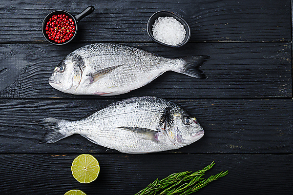 포토 JPG 해외이미지 검은배경 사람없음 공백 날것 도미 소금 라임 백리향 통후추 나무배경 해외포토 백그라운드 과일 어류 검은색 후추 파일형식 이미지허브