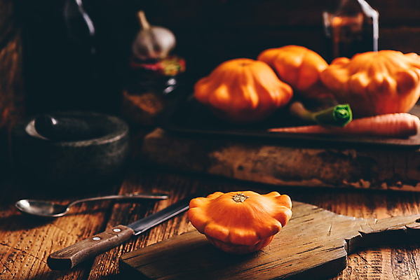 포토 JPG 해외이미지 접시 음식 채소 오렌지 과일 탁자 호박 양파 도마 마늘 요리 사람없음 초록색 농작물 노란색 주방 숟가락 식사 저녁식사 당근 수확 시골 신선 황금 칼 굽기 먹기 준비 날것 부추 스쿼시 점심식사 폭식 생식 핸드메이드 해외포토 식기 스포츠 컬러 가구 농업 모션 주방용품 뿌리채소 수저 구기 구이 파일형식 이미지허브