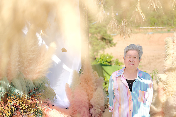 포토 JPG 해외이미지 라이프스타일 여자 행복 휴식 주택 건강 한명 미소 동양인 발코니 은퇴 옛날 해외포토 1 감정 컨셉 표정 사람 인종 건물 생활 파일형식 이미지허브