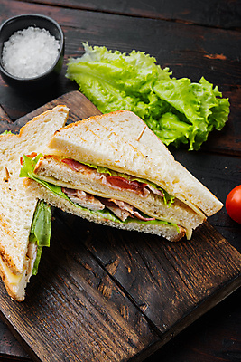 포토 JPG 해외이미지 그릇 조각 방울토마토 단면 샌드위치 사람없음 신선 나무도마 로메인상추 플레이팅 해외포토 식기 음식 토마토 도마 목재 상추 상차림 파일형식 이미지허브