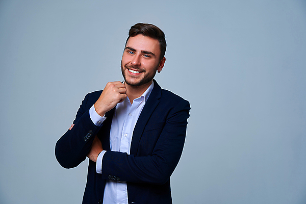 포토 JPG 해외이미지 백인 직업 1 남자 행복 백그라운드 컨셉 비즈니스 사업가 성공 노동자 수염 한명 서기 웃음 사람 정장 성인 금융 사무실 회색 흰색 비즈니스맨 자신감 우아함 치아 대표 긍정 경영 정중 해외포토 서양인 옷 감정 컬러 모션 표정 경제 직장인 소화기관 파일형식 이미지허브