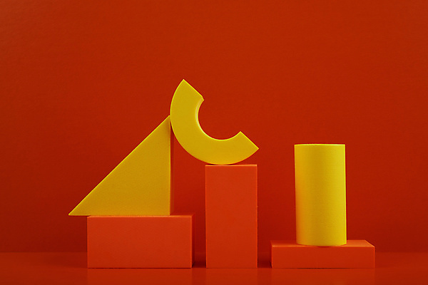 포토 JPG 해외이미지 스튜디오촬영 실내 사람없음 노란색 3D 쌓기 주황색 삼각형 오브젝트 원기둥 직사각형 입체도형 목업 주황색배경 해외포토 도형 컬러 백그라운드 모션 내부 원형 입체 디지털합성 파일형식 이미지허브