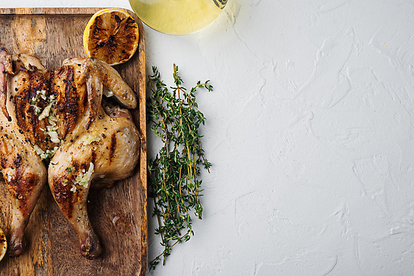 포토 JPG 해외이미지 근접촬영 사람없음 하이앵글 치킨 닭고기 레몬 허브 그릴구이 나무쟁반 백리향 카피스페이스 해외포토 식물 뷰포인트 과일 쟁반 육류 목재 공백 구이 닭고기요리 파일형식 이미지허브