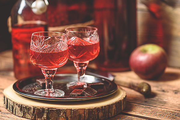 포토 JPG 해외이미지 술잔 술병 주류 쟁반 실내 사람없음 초콜릿 나이프 과실주 사과 석류 나무탁자 석류주스 해외포토 식기 음료 과일 탁자 병_용기 디저트 잔 내부 칼 과일주스 파일형식 이미지허브