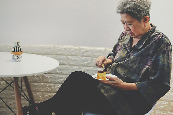 포토 JPG 해외이미지 라이프스타일 여자 할머니 음식 부분 디저트 주택 건강 요리 한명 앉기 케이크 식당 식사 저녁식사 주름 달콤 은퇴 먹기 점심식사 옛날 해외포토 1 노년 모션 사람 건물 생활 상점 맛 파일형식 이미지허브