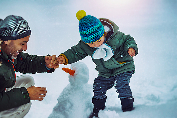 포토 JPG 해외이미지 백인 계절 공원 남자 행복 아들 어린이 크리스마스 겨울 가족 포옹 자연 눈사람 놀이 휴가 함께함 사랑 사람 소년 야외 두명 건물 당근 기쁨 추위 흰색 아기 아빠 만들기 해외포토 서양인 건축물 공공시설 기념일 감정 컬러 컨셉 관계 안기 모션 뿌리채소 생태계 파일형식 이미지허브