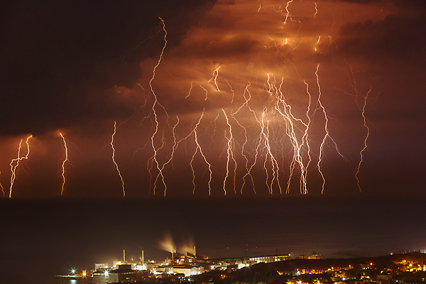 포토 JPG 해외이미지 야생동물 바다 자연 하늘 날씨 조명 파노라마 사람없음 야외 빛 환경 항구 어둠 힘 에너지 도시 야간 위험 번개 장면 볼트 폭풍 포트 타운 지퍼 스카이라인 내추럴 광 뇌우 생태학 스트라이크 현상 해외포토 자연요소 동물 교육 컨셉 교통시설 촬영기법 공구 생태계 파일형식 이미지허브