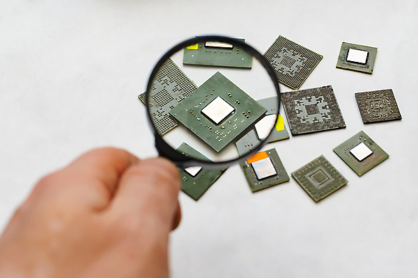 포토 JPG 해외이미지 직업 손 응시 남자 산업 부분 유리 기술 사람 사람없음 컴퓨터 디지털 장비 센터 기술자 엔지니어 수리 확대 분석 서비스 검색 반도체 전자 주인 깨짐 엘리먼트 전기회로 제어 프로세서 해외포토 시선 컨셉 재질 신체부위 전자제품 회로판 파일형식 이미지허브