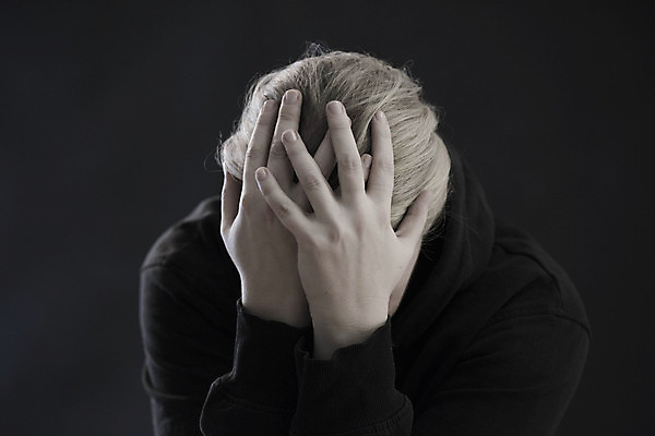 포토 JPG 해외이미지 여자 실내 고개숙이기 한명 상반신 성인 앞모습 좌절 감싸기 우울감 힘듦 성인여자한명만 해외포토 1 감정 뷰포인트 컨셉 모션 숙이기 사람 내부 여자한명만 성인여자만 파일형식 이미지허브