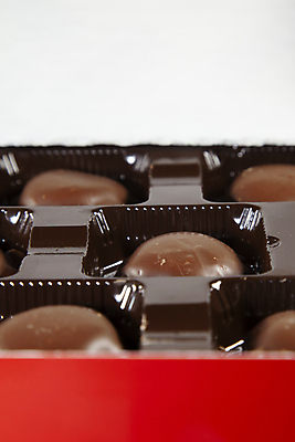 포토 JPG 해외이미지 포장 발렌타인데이 근접촬영 사람없음 상자 갈색 초콜릿 해외포토 뷰포인트 컬러 데이이벤트 디저트 파일형식 이미지허브