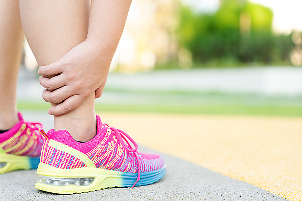 포토 JPG 해외이미지 여자 건강 한명 서기 성인 고통 하반신 다리 잡기 발목 발목통증 성인여자한명만 해외포토 1 감정 모션 발 사람 여자한명만 성인여자만 파일형식 이미지허브