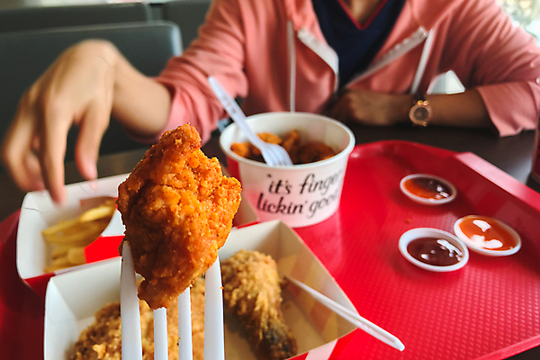 포토 JPG 해외이미지 접시 음식 다이어트 패스트푸드 파슬리 육류 요리 사람없음 컵 갈색 노란색 식당 식사 저녁식사 치킨 튀김 흰색 시골 신선 사발 시장 황금 맛 가슴 케첩 먹기 속도 팝콘 점심식사 빵가루 팝 해로움 핸드메이드 해외포토 식기 컬러 컨셉 채소 식재료 모션 건강 신체부위 상점 사기그릇 소스_음식 인스턴트 닭고기요리 파일형식 이미지허브