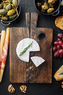 포토 JPG 해외이미지 조각 치즈 사람없음 올리브 나무도마 까망베르치즈 해외포토 열매 유제품 도마 목재 파일형식 이미지허브