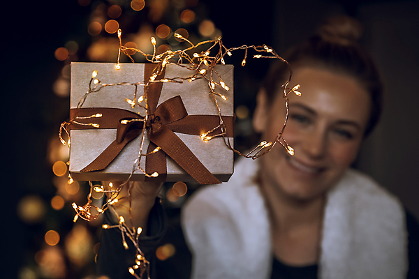 포토 JPG 해외이미지 계절 여자 행복 리본 크리스마스 휴가 전등 새해 주택 기념 선물 한명 미소 사람 장식 상자 크리스마스트리 파티 희망 놀람 기쁨 축하 잡기 황금 활 준비 주기 보케 획득 광 크리스마스이브 해외포토 1 기념일 감정 컨셉 모션 조명 표정 이벤트 건물 파일형식 이미지허브