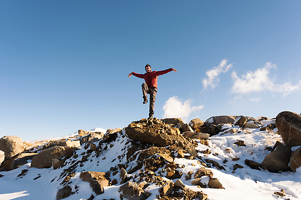 포토 JPG 해외이미지 백인 구름 라이프스타일 남자 스포츠 여행 겨울 배낭 모션 자연 하늘 산 한명 사람 풍경 성인 야외 가로 태양 뷰티 여행객 걷기 맑음 힘 하이킹 자유 황무지 고독 위험 언덕 명상 산봉우리 눈내림 카피스페이스 산맥 해외포토 자연요소 서양인 1 계절 감정 컨셉 가방 레저 날씨 눈_날씨 생활 공백 생태계 봉우리 파일형식 이미지허브