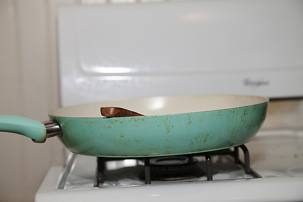 포토 JPG 해외이미지 접시 음식 백그라운드 컨셉 다이어트 재료 표면 주택 실내 따뜻함 건강 요리 사람없음 목재 가로 파란색 금속 주방 숟가락 식사 저녁식사 기계 튀김 기구 뜨거움 프라이팬 난로 먹기 준비 심플 점심식사 방법 철강 핸드메이드 해외포토 나무 식기 컬러 모션 재질 주방용품 수저 내부 건물 난방기 파일형식 이미지허브