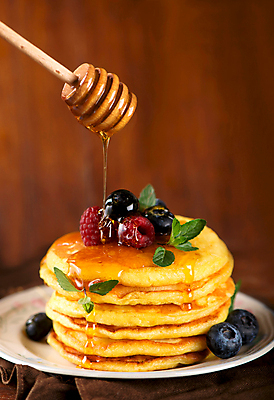 포토 JPG 해외이미지 접시 디저트 실내 사람없음 달콤 민트 블루베리 산딸기 꿀 팬케이크 나무탁자 허니디퍼 해외포토 식기 음식 과일 탁자 내부 케이크 도구 맛 허브 파일형식 이미지허브