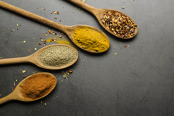 포토 JPG 해외이미지 재료 고추 탁자 건조 건강 종류 요리 동양인 사람없음 목재 빨간색 숟가락 여러개 회색 바위 뜨거움 고명 양념 조미료 사발 맛 가루 인도인 허브 향신료 유기농 매움 날것 후추 카레 바질 내추럴 땅바닥 시나몬 오레가노 카피스페이스 해외포토 외국인 나무 식물 웰빙 음식 컬러 가구 다수 컨셉 채소 바닥 수저 인종 공백 돌_바위 사기그릇 향미료 파일형식 이미지허브