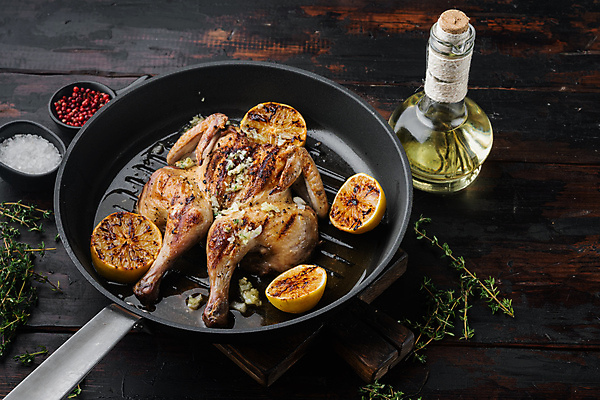 포토 JPG 해외이미지 사람없음 하이앵글 치킨 닭고기 프라이팬 올리브오일 허브 소금 그릴구이 백리향 해외포토 식물 뷰포인트 주방용품 육류 기름_음식 구이 닭고기요리 파일형식 이미지허브