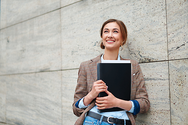 포토 JPG 해외이미지 백인 직업 여자 행복 생각 비즈니스 사업가 창문 성공 노동자 거리 한명 서기 야외 건물 30대 금융 반사 재킷 청바지 비즈니스우먼 자신감 우아함 도심 대표 종업원 중개인 스마트 경영자 리더 긍정 비서 경영 배려 중소기업 해외포토 서양인 1 건축물 감정 컨셉 회사 바지 모션 사람 장년 경제 외투 도시 직장인 파일형식 이미지허브