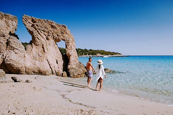 포토 JPG 해외이미지 여자 남자 모래 파도 바다 섬 여행 하늘 휴가 휴식 풍경 성인 두명 모래사장 맑음 지중해 그리스 성인만 해외포토 유럽 컨셉 날씨 사람 파일형식 이미지허브