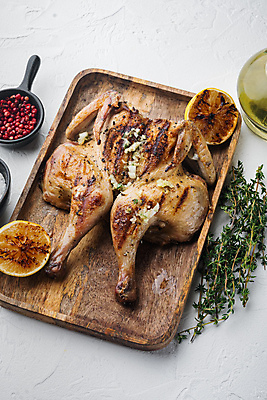 포토 JPG 해외이미지 사람없음 하이앵글 치킨 닭고기 레몬 허브 그릴구이 나무쟁반 백리향 해외포토 식물 뷰포인트 과일 쟁반 육류 목재 구이 닭고기요리 파일형식 이미지허브