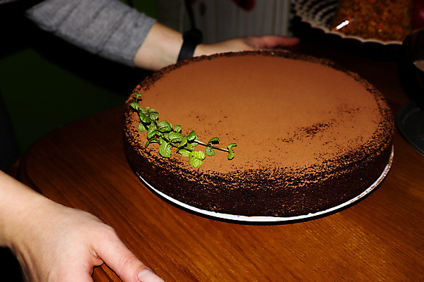 포토 JPG 해외이미지 손 여자 음식 조각 백그라운드 포크 재료 유리 탁자 디저트 치즈 요리 사람없음 컵 뷰티 갈색 케이크 주방 초콜릿 검은색 어둠 빵집 흰색 신선 붓기 달콤 맛 가루 설탕 굽기 뿌리기 크림 먼지 레시피 칼로리 코코아 브라우니 양피지 페스츄리 핸드메이드 프로스팅 해외포토 식기 음료 빵 컬러 가구 컨셉 모션 재질 유제품 사람 신체부위 상점 구이 제빵 파일형식 이미지허브