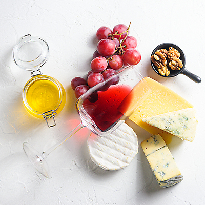 포토 JPG 해외이미지 와인잔 포도 검은배경 유리병 사람없음 레드와인 안주 호두 꿀 조각치즈 까망베르치즈 해외포토 조각 백그라운드 술잔 과일 병_용기 치즈 와인 검은색 견과류 파일형식 이미지허브